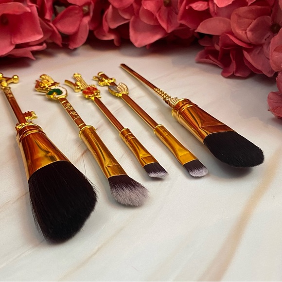 Attack on Titan Gold 5 Piece Makeup Brush Set with Bag - Picture 7 of 16